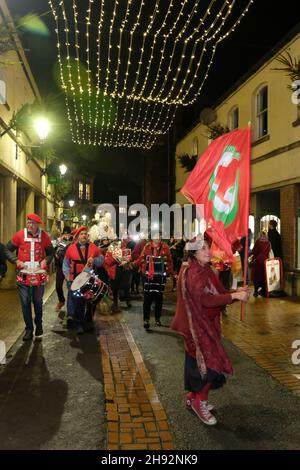 Stroud, Glos, Regno Unito. 3 dicembre 2021. Stroud Goodwill sera e Lantern festival è un'opportunità per la gente di iniziare le feste di Natale in città. La serata inizia con l'illuminazione dell'albero di Natale e poi una sfilata di Lanterne intorno alla città. Credit: JMF News/Alamy Live News Foto Stock