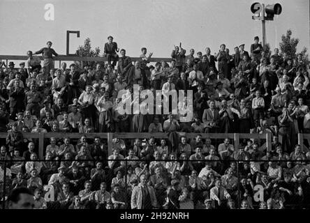 Warszawa, 1947-05-16. W dniach 15-17 maja 1947 r. na kortach klubu sportowego Legia odby³ siê mecz Pucharu Davisa Polska-Wielka Brytania. NZ. publicznoœæ na trybunach. bk/ms PAP Varsavia, 16 maggio 1947. Una partita di Coppa Davis tra Polonia e Gran Bretagna presso la corte del Legia Sport Club di Varsavia (15-17 maggio 1947). Nella foto: Il pubblico. bk/ms PAP Foto Stock