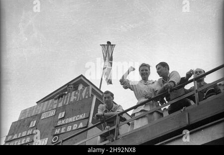 Warszawa, 1947-05-16. W dniach 15-17 maja 1947 r. na kortach klubu sportowego Legia odby³ siê mecz Pucharu Davisa Polska-Wielka Brytania. NZ. Widzowie na trybunach. bk/ms PAP Varsavia, 16 maggio 1947. Una partita di Coppa Davis tra Polonia e Gran Bretagna presso la corte del Legia Sport Club di Varsavia (15-17 maggio 1947). Nella foto: Ventilatori da tennis. bk/ms PAP Foto Stock