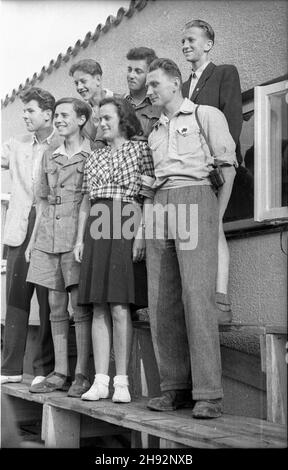 Warszawa, 1947-05-16. W dniach 15-17 maja 1947 r. na kortach klubu sportowego Legia odby³ siê mecz Pucharu Davisa Polska-Wielka Brytania. NZ. Larghezza bk/ms PAP Varsavia, 16 maggio 1947. Partita di Coppa Davis tra Polonia e Gran Bretagna allo stadio Legia tra il 15 e il 17 maggio 1947. Nella foto: Ventilatori da tennis bk/ms PAP Foto Stock