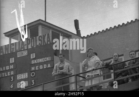 Warszawa, 1947-05-16. W dniach 15-17 maja 1947 r. na kortach klubu sportowego Legia odby³ siê mecz Pucharu Davisa Polska-Wielka Brytania. NZ. Widzowie na trybunach. bk/ms PAP Varsavia, 16 maggio 1947. Partita di Coppa Davis tra Polonia e Gran Bretagna allo stadio Legia tra il 15 e il 17 maggio 1947. Nella foto: Ventilatori da tennis bk/ms PAP Foto Stock