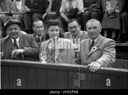 Warszawa, 1947-05-17. W dniach 15-17 maja 1947 r. na kortach klubu sportowego Legia odby³ siê mecz Pucharu Davisa Polska-Wielka Brytania. NZ. goœcie zagraniczni na trybunach. bk/ms PAP Varsavia, 17 maggio 1947. Una partita di Coppa Davis tra Polonia e Gran Bretagna presso la corte del Legia Sport Club di Varsavia (15-17 maggio 1947). Nella foto: Ospiti stranieri su tribune. bk/ms PAP Foto Stock