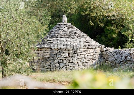 Un Kazun è una casa rotonda mediterranea con tetto conico. La casa è costruita in pietra asciutta senza altro materiale. Viene utilizzato come rifugio o Foto Stock