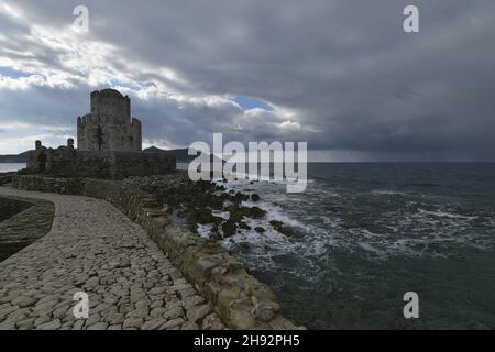 Paesaggio con vista panoramica di Bourtzi una torre ottagonale serviva come prigione nel Castello di Methoni la fortificazione medievale della Messinia Grecia. Foto Stock