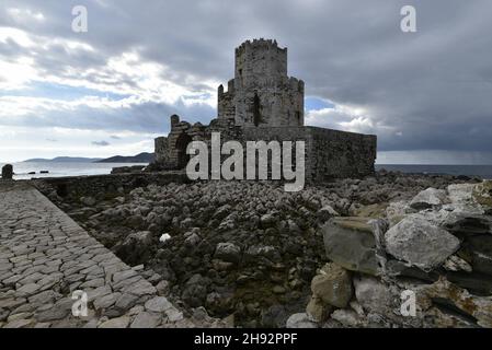 Paesaggio con vista panoramica di Bourtzi una torre ottagonale serviva come prigione nel Castello di Methoni la fortificazione medievale della Messinia Grecia. Foto Stock