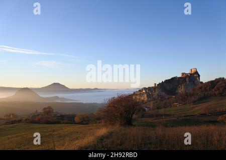 Bella immagine della montagna di san leo, emilia romagna, italia. Il famoso castello medievale sorge in alto, dove l'alchimista CAGLIOSTRO era imprigionato Foto Stock