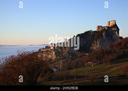 Bella immagine della montagna di san leo, emilia romagna, italia. Il famoso castello medievale sorge in alto, dove l'alchimista CAGLIOSTRO era imprigionato Foto Stock