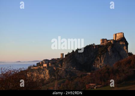 Bella immagine della montagna di san leo, emilia romagna, italia. Il famoso castello medievale sorge in alto, dove l'alchimista CAGLIOSTRO era imprigionato Foto Stock