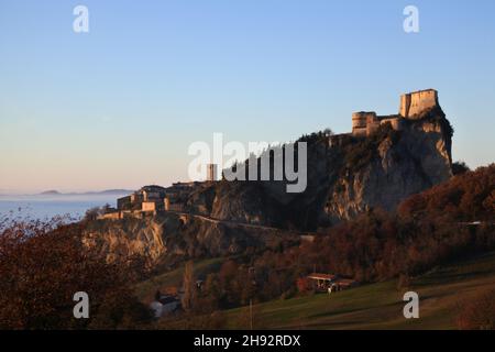 Bella immagine della montagna di san leo, emilia romagna, italia. Il famoso castello medievale sorge in alto, dove l'alchimista CAGLIOSTRO era imprigionato Foto Stock