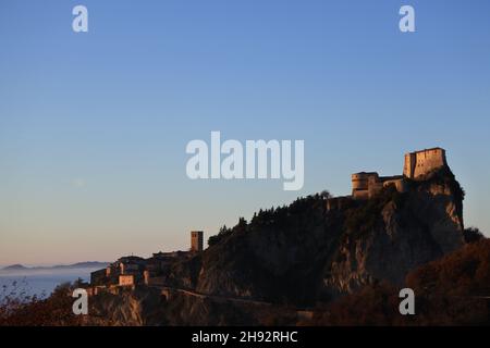 Bella immagine della montagna di san leo, emilia romagna, italia. Il famoso castello medievale sorge in alto, dove l'alchimista CAGLIOSTRO era imprigionato Foto Stock