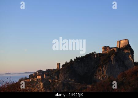 Bella immagine della montagna di san leo, emilia romagna, italia. Il famoso castello medievale sorge in alto, dove l'alchimista CAGLIOSTRO era imprigionato Foto Stock