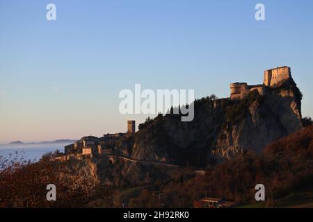 Bella immagine della montagna di san leo, emilia romagna, italia. Il famoso castello medievale sorge in alto, dove l'alchimista CAGLIOSTRO era imprigionato Foto Stock