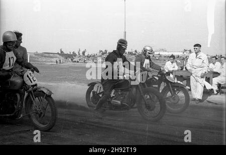 Warszawa, 1947-05-18. Stadion Wojskowego Klubu Sportowego Legia. Trójmecz motocyklowy na ¿u¿lu pomiêdzy Uni¹ Poznañ, Klubem Motorowym Grochów i sekcj¹ motocyklow¹ WKS Legia. Zawodnicy na starcie. bk/ak PAP Varsavia, 18 maggio 1947. Stadio Legia Military Sports Club. circuito a tre corazzate tra Unia Poznan, Grochow Motorcycle Club e la sezione motociclistica di WKS Legia. Nella foto: Inizio gara. bk/ak PAP Foto Stock