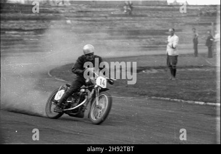 Warszawa, 1947-05-18. Trójmecz motocyklowy na ¿u¿lu pomiêdzy Uni¹ Poznañ, Klubem Motorowym Grochów i sekcj¹ motocyklow¹ WKS Legia na stadionie Wojskowego Klubu Sportowego Legia. NZ. Stanis³aw Brun, zwyciêzca biegu indywidualnego i jeden z najlepszych motocyklistów polskich. bk/mgs PAP Varsavia, 18 maggio 1947. Circuito tripli tra Unia Poznan, il club motociclistico Grochow e il club sportivo motociclistico WKS Legia Warszawa presso il club sportivo militare Legia di Varsavia. Foto: Stanislaw Brun, vincitore della gara individuale e uno dei migliori motociclisti polacchi. polskich. bk/MGS PAP Foto Stock