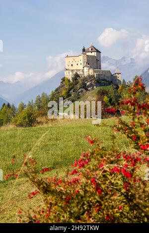Castello Tarasp (costruito nel 11 ° secolo) nelle Alpi svizzere, Canton Grigioni o Graubuendon, Svizzera Foto Stock