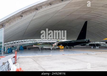 Aerei a reazione USAF all'interno dell'hangar aperto durante i principali lavori di sviluppo dell'American Air Museum all'Imperial War Museum di Duxford, Regno Unito. Foto Stock