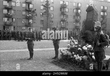 Warszawa, 1947-05-24. Apel poleg³ych w przeddzieñ drugiej rocznicy utworzenia Korpusu Bezpieczeñstwa Wewnêtrznego na terenie sztabu w alei i Armii Wojska Polskiego. kapitan Minkiewicz odczytuje nazwiska poleg³ych. Na pomniku wyrypto napis: ¯o³nierzom KBW poleg³ym w walce z faszystowskimi bandami o Polskê Ludow¹ - czêœæ i chwa³a. ps/gr PAP Varsavia, 24 maggio 1947. Un appello per i morti nel quartier generale del corpo interno della Securioty alla vigilia del suo secondo anniversario di fondazione. Nella foto: Il capitano Minkiewicz legge i nomi dei morti. L'iscrizione sul memoriale recita: 'In memoria di Foto Stock