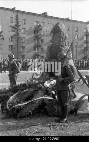 Warszawa, 1947-05-24. Apel poleg³ych w przeddzieñ drugiej rocznicy powstania Korpusu Bezpieczeñstwa Wewnêtrznego w sztabie przy alei i Armii Wojska Polskiego. NZ. warta honorowa przed pomnikiem poleg³ych ¿o³nierzy KBW, z napisem: ¯o³nierzom KBW poleg³ym w walce z faszystowskimi bandami o Polskê Ludow¹ - czêœæ i chwa³a. ps/gr PAP Varsavia, 24 maggio 1947. Un appello per i morti nel quartier generale del corpo interno di sicurezza alla vigilia del suo 2 ° anniversario di fondazione. Nella foto: Una guardia d'onore di fronte a un monumento ai caduti soldati del corpo interno. L'iscrizione sul memoriale recita: 'In me Foto Stock