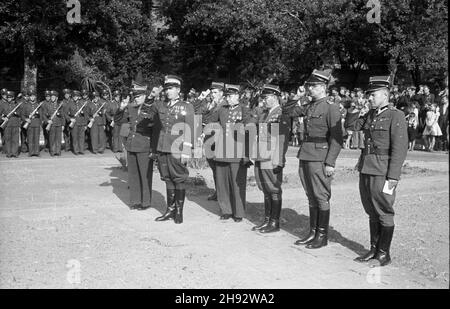 Warszawa, 1947-05-24. Apel poleg³ych w przeddzieñ drugiej rocznicy powstania Korpusu Bezpieczeñstwa Wewnêtrznego w sztabie przy alei i Armii Wojska Polskiego. NZ. Oficerowie i dowódca KBW gen. Konrad Œwietlik (C) oddaj¹ ho³d poleg³ym. ps/gr PAP Varsavia, 24 maggio 1947. Un appello per i morti nel quartier generale del corpo interno di sicurezza alla vigilia del suo 2 ° anniversario di fondazione. Nella foto: Gli ufficiali del corpo interno e il comandante Konrad Swietlik (centro) rendono omaggio ai compagni falliti. ps/gr PAP Foto Stock