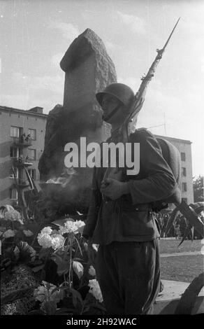 Warszawa, 1947-05-24. Apel poleg³ych w przeddzieñ drugiej rocznicy powstania Korpusu Bezpieczeñstwa Wewnêtrznego w sztabie przy alei i Armii Wojska Polskiego. NZ. warta honorowa przed pomnikiem poleg³ych ¿o³nierzy KBW, z napisem: ¯o³nierzom KBW poleg³ym w walce z faszystowskimi bandami o Polskê Ludow¹ - czêœæ i chwa³a. ps/gr PAP Varsavia, 24 maggio 1947. Un appello per i morti nel quartier generale del corpo interno di sicurezza alla vigilia del suo 2 ° anniversario di fondazione. Nella foto: Una guardia d'onore di fronte a un monumento ai caduti soldati del corpo interno. L'iscrizione sul memoriale recita: 'In me Foto Stock