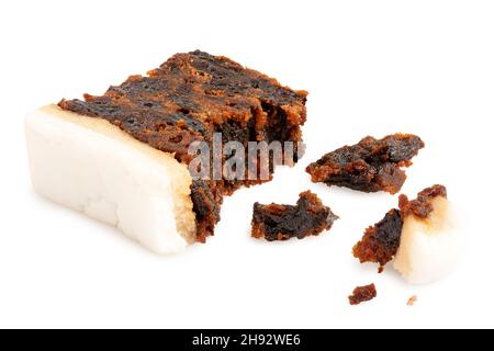 Fetta di torta di frutta ghiacciata parzialmente consumata con briciole isolate su bianco. Foto Stock