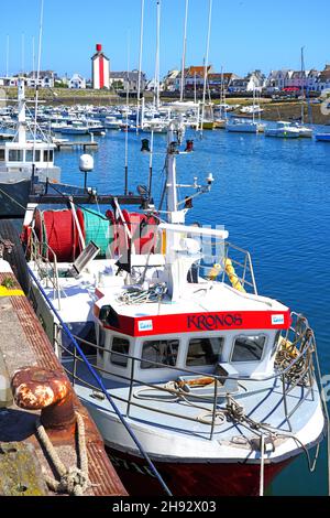 LE GUILVINEC, FRANCIA -13 AGOSTO 2021- Vista delle barche da pesca a le Guilvinec, un importante porto per la pesca nel dipartimento Finistere della Bretagna, Francia. Foto Stock