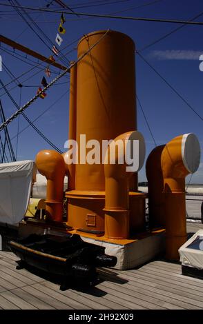 AJAXNETPHOTO. 4 GIUGNO 2015. PORTSMOUTH, INGHILTERRA. - HMS GUERRIERO 1860 - PRIMA E ULTIMA NAVE DA GUERRA IN FERRO APERTA AL PUBBLICO. CARTER DELL'IMBUTO E MOTORE COFANI DEL VENTILATORE DELLA STANZA.PHOTO:JONATHAN EASTLAND/AJAX REF:D150406 5223 Foto Stock