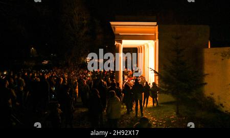Brighton, Regno Unito. 3 dicembre 2021 - centinaia di residenti locali si sono rivelati stasera per i 'Carols in the Park' ospitati da Friends of Queens Park a Brighton con musica fornita da una band dell'Esercito della salvezza: Credit Simon Dack / Alamy Live News Foto Stock