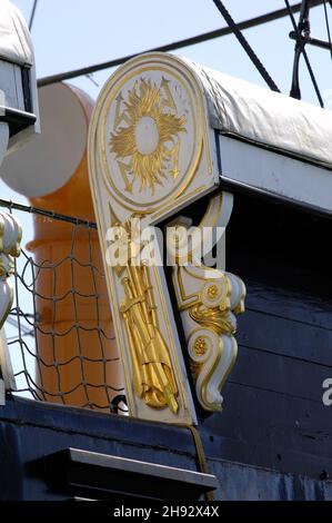 AJAXNETPHOTO. 4 GIUGNO 2015. PORTSMOUTH, INGHILTERRA. - HMS GUERRIERO 1860 - PRIMA E ULTIMA NAVE DA GUERRA IN FERRO APERTA AL PUBBLICO. PARTICOLARE DI SCULTURA IN LEGNO DECORATIVA SU BULWARK PORTO. PHOTO:JONATHAN EASTLAND/AJAX REF:D150406 5289 Foto Stock