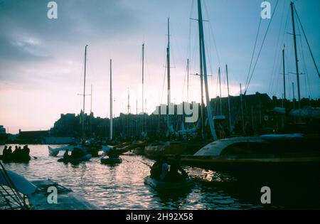 AJAXNETPHOTO. NOVEMBRE, 1978. ST.MALO, FRANCIA. - PRIMA ROUTE DE RHUM RACE - GARE MULTISCAFO INGRESSI YACHT ORMEGGIATI SUI PONTONI NEL BASSIN VAUBIN SERA PRIMA DELL'INIZIO DELLA GARA. PHOTO:JONATHAN EASTLAND/AJAX REF: 60305 5 Foto Stock