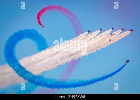 MANHATTAN BEACH, STATI UNITI - 06 ottobre 2019: The British Royal Air Force Red Arrows, BAe Hawk T1A durante il Pacific Airshow in California Foto Stock