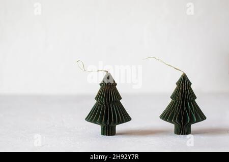 Capodanno e carta di Natale alberi decorativi verdi e dorati Foto Stock