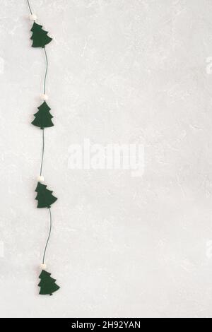 Alberi di Capodanno garland su sfondo grigio, spazio copia Foto Stock
