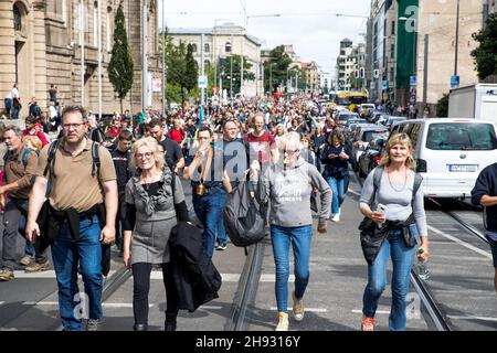 Berlino, Germania. 28 agosto 2021. Migliaia di marzo a Berlino contro le regole COVID nell'agosto 2021. In passato, le autorità di Berlino hanno vietato a Querdenken diverse dimostrazioni pianificate di manifestanti di blocco anti-COVID. La polizia di Berlino ha utilizzato lo spray al pepe e la forza fisica nel tentativo di rompere le manifestazioni. Le proteste contro i bloccaggi del coronavirus in Germania hanno attirato un mix di gruppi - tra cui attivisti anti-vaccinazione, teorici della cospirazione e l'estrema destra. (Foto di Michael Kuenne/PRESSCOV/Sipa USA) Credit: Sipa USA/Alamy Live News Foto Stock