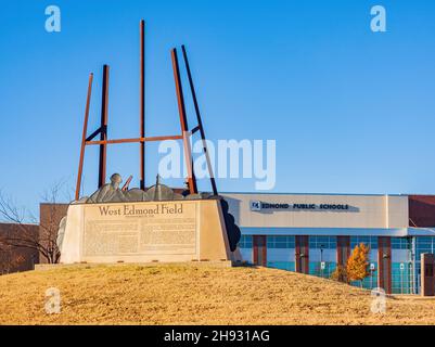 Oklahoma, DEC 2, 2021 - Sunny exterior view of the Edmond Public Schools Foto Stock