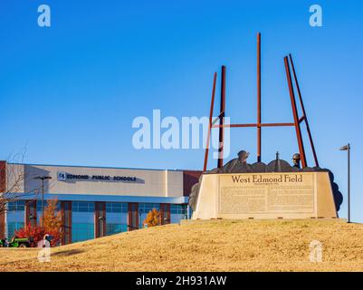 Oklahoma, DEC 2, 2021 - Sunny exterior view of the Edmond Public Schools Foto Stock