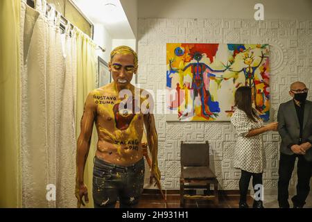 Zacarías Páez (R)Manuel Ballesteros esegue una performance di danza con un corpo dipinto, durante una mostra collettiva di pittura Lienzos de Sol al G2 Centro de Estudios il 2 dicembre 20021 a Hermosillo (Foto di Luis Gutierrez / Norte Foto). Manuel Ballesteros hace un performance de danza con el cuerpo pintado, durante Exposición colectiva de pintura Lienzos de Sol en el G2 Centro de Estudios en 2 de diciembre 20021 en Hermosillo (Foto di Luis Gutierrez / Norte Foto). Foto Stock