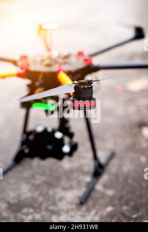 Primo piano del copter quad drone preparazione per l'uso. Rotore. Foto Stock