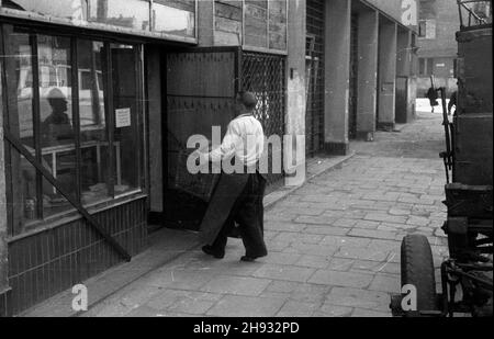 Warszawa, 1947-05-27. Komisja Specjalna do Walki z Nadu¿yciami i Szkodnittem Gospodarczym prowadzi³a dzia³ania przeciwko prywatnym przedsiêbiorcom i w³aœcicielom zwan¹ bitw¹ o handel. W ramach akcji spo³ecznych kontrolerów Komisji przeciwko prywatnym us³ugom spó³dzielniê nauczycielsk¹ ukarano za uprawianie spekulacji. ps/ms PAP Varsavia, 27 maggio 1947. Una commissione speciale contro gli abusi commerciali ha violato l'impresa privata in una campagna denominata "la guerra commerciale". Nella foto: Una cooperativa di insegnanti punita per la vendita illegale di pane. ps/ms PAP Foto Stock