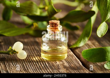 Una bottiglia di olio essenziale di aromaterapia con vischio fresco Foto Stock