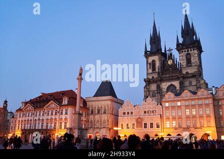 PRAGA, REPUBBLICA CECA - 29 OTTOBRE 2021: Case e la Chiesa di Tyn nella Piazza della Città Vecchia in serata Foto Stock