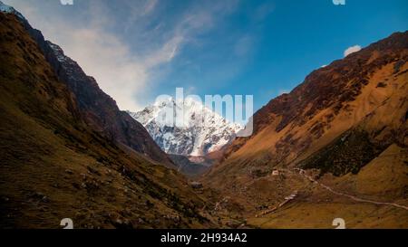 Vista epica sulla vetta innevata del monte Salkantay dalla regione di Cusco in Perù. Foto Stock