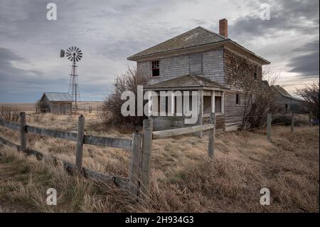 Casale abbandonato in alberta rurale Canada con cielo nuvoloso Foto Stock