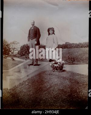 Vintage sbiadito fuori dal fuoco fotografia di padre e figlia, inglese, anonimo, 1910 Foto Stock