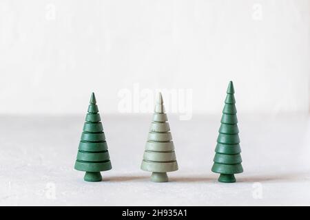 Capodanno e Natale alberi decorativi in legno primo piano Foto Stock