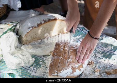 Affettare il pane di Artos Foto Stock