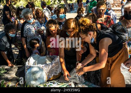 I parrocchiani ortodossi attendono di ricevere fette di pane di Artos il giorno di Santa Maria Foto Stock