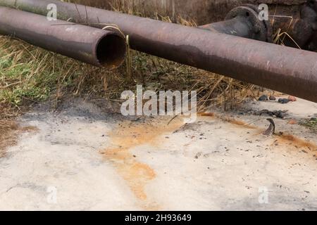 Scarico di rifiuti chimici tossici da una vecchia conduttura. Inquinamento dell'ambiente ed ecologia. Impianto di produzione pericoloso e sporco. Foto Stock