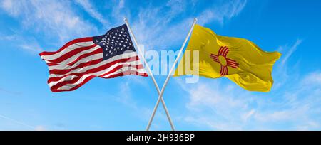 Due bandiere degli Stati Uniti e dello stato del New Mexico che ondeggiano nel vento su flagpoli contro il cielo con le nuvole nella giornata di sole. illustrazione 3d Foto Stock