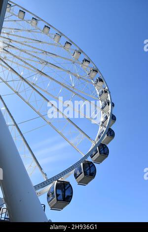 L'iconica "Grande ruota" di Seattle lungo il lungomare della città Foto Stock